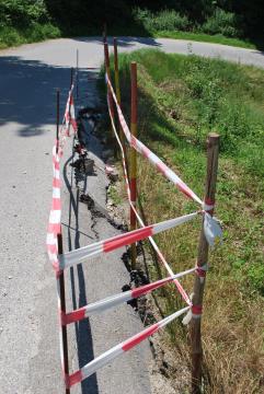 usad - poškodovano vozišče